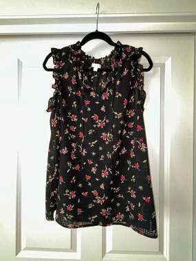 Womens a.n.a Black Floral Sleeveless Sheer Ruffle Trim Blouse Top Size L